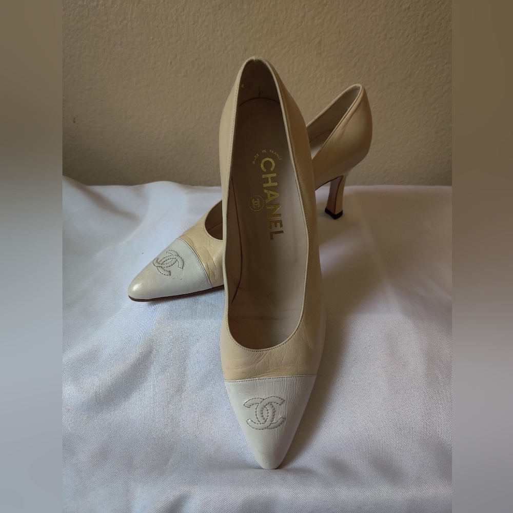 🔥🔥Chanel Authentic Classic Tan/White Pumps